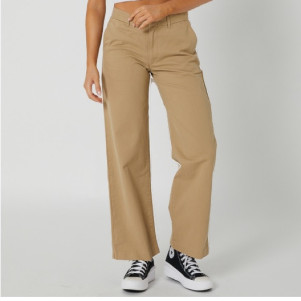 Levi’s Baggy Trousers in Unbasic Khaki New business casual neutral